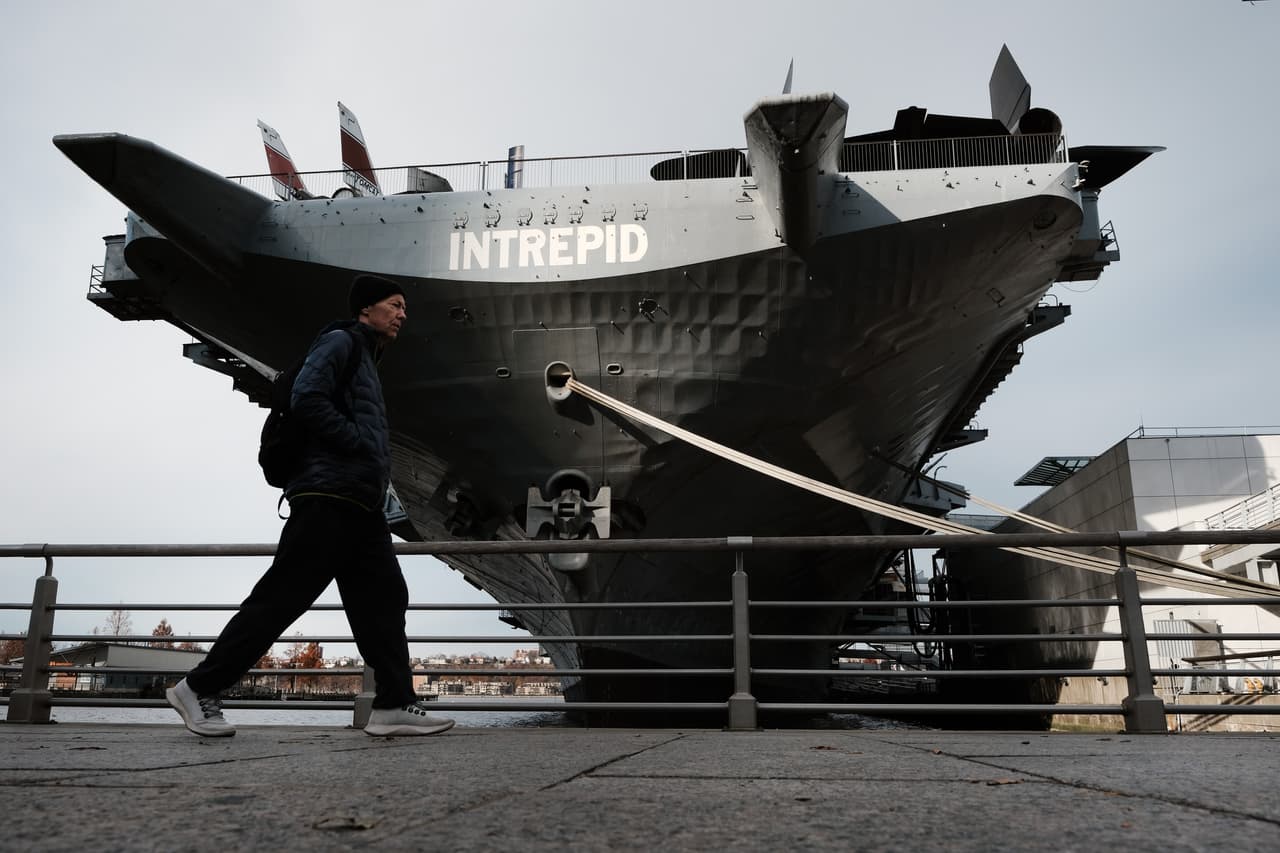 El Museo Intrepid Sea, Air & Space conmemoró mediante una ceremonia el 80 aniversario del ataque a Pearl Harbor.