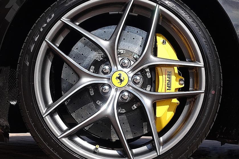 <b><u>Ruedas Forjadas de Diamante – Ferrari</u></b>
<br>Si quieres equipar tu nuevo
<a href="https://www.univision.com/temas/ferrari">Ferrari</a> con algo muy especial (
<b>$47,000</b>), las ruedas forjadas comunes no son suficientes, por eso Ferrari ofrece unas que han sido acabadas con super precisas herramientas con diamantes para los cortes.