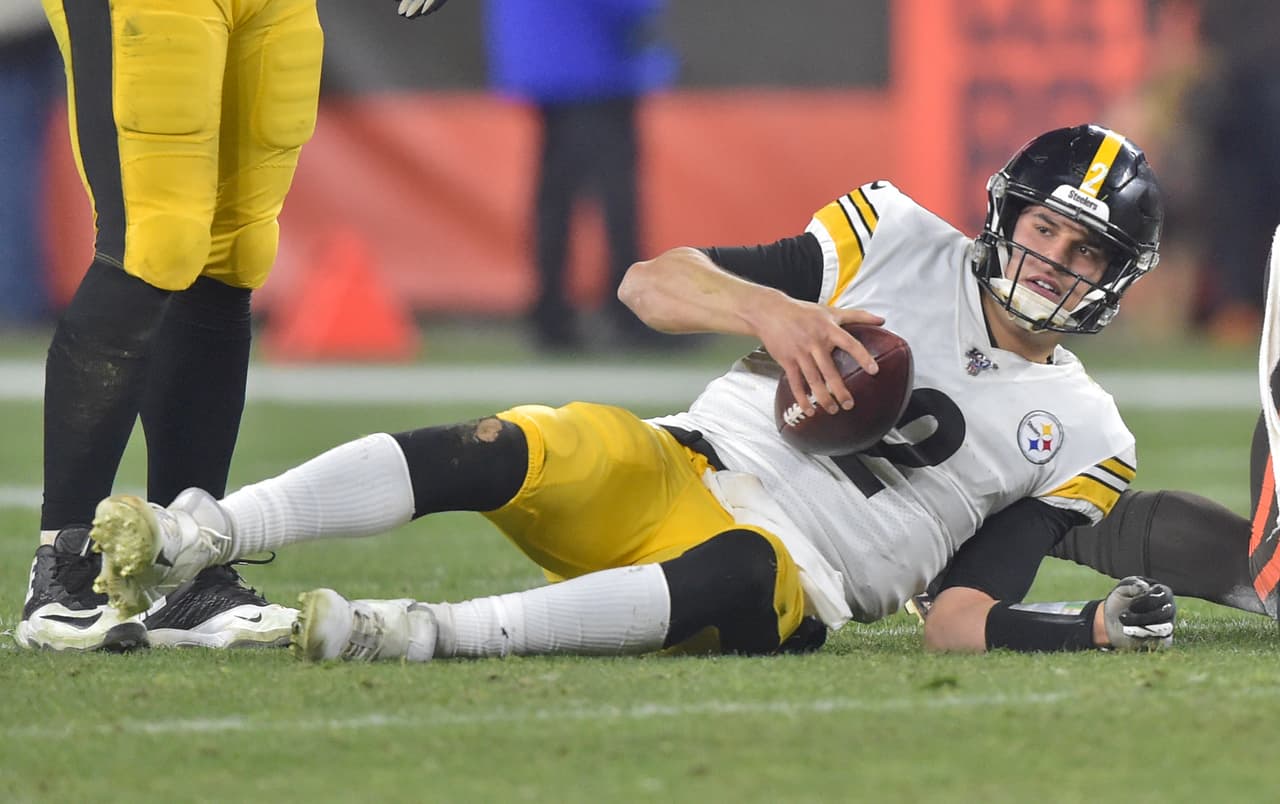El liniero defensivo de los Browns, Myles Garrett golpeó con el casco al quarterback de los Steelers, Mason Rudolph. Hubo tres expulsiones.