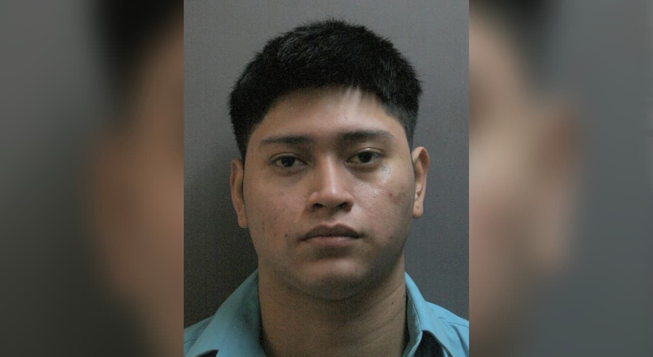 <b><a href="https://app.dao.hctx.net/ms-13s-terror-sentenced-life-prison-killing-witness" target="_blank">Douglas Alexander Herrera-Hernández</a></b> y varios pandilleros más llevaron al Estuar Quiñonez, de 16 años, a un parque y le dispararon cuando estaba sentado en una banca.