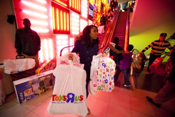 Como cada Viernes Negro las tiendas se llenaron de miles de personas con una sola intención: comprar a los mejores precios. Sin embargo, no todo fue color de rosa para los compradores ya que también hubo algunos accidentes violentos.