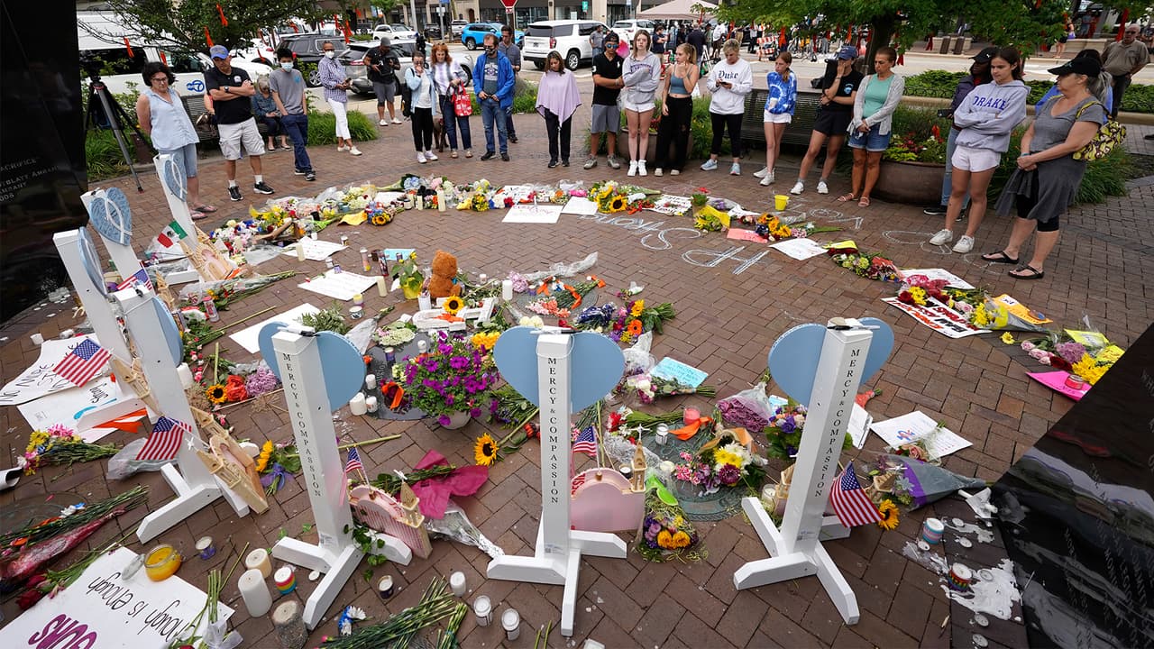 De entre todas las historias que han surgido destaca la del 
<b>pequeño Aiden</b>, quien fue hallado 
<b>solo y ensangrentado</b> tras la balacera, en la que sus dos padres: 
<b>Irina y Kevin McCarthy</b> perdieron la vida. En poco tiempo, 
<a href="https://www.univision.com/local/chicago-wgbo/aiden-mccarty-nino-18-meses-perdio-dos-padres-tiroteo-highland-park">la comunidad reunió <b>más de 2 millones de dólares</b> para el niño de 3 años</a>. 
<br>