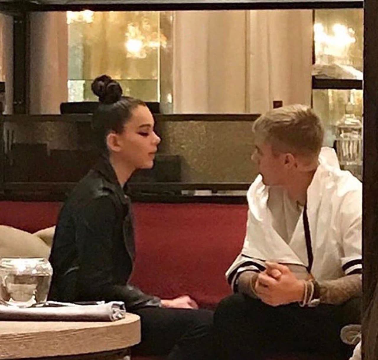 La actriz Hailee Steinfeld lleva saliendo más de mes con Justin Bieber, según TMZ. Tras el Met Gala 2017, ambos fueron captados en el hotel del cantante, en Nueva York.