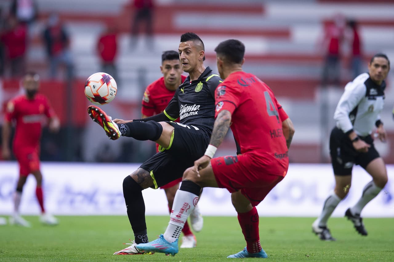 En un partido de poder a poder y donde Chivas se quedó con 10 hombres desde el minuto 27, los Diablos Rojos rescataron el empate sobre la agonía del partido.