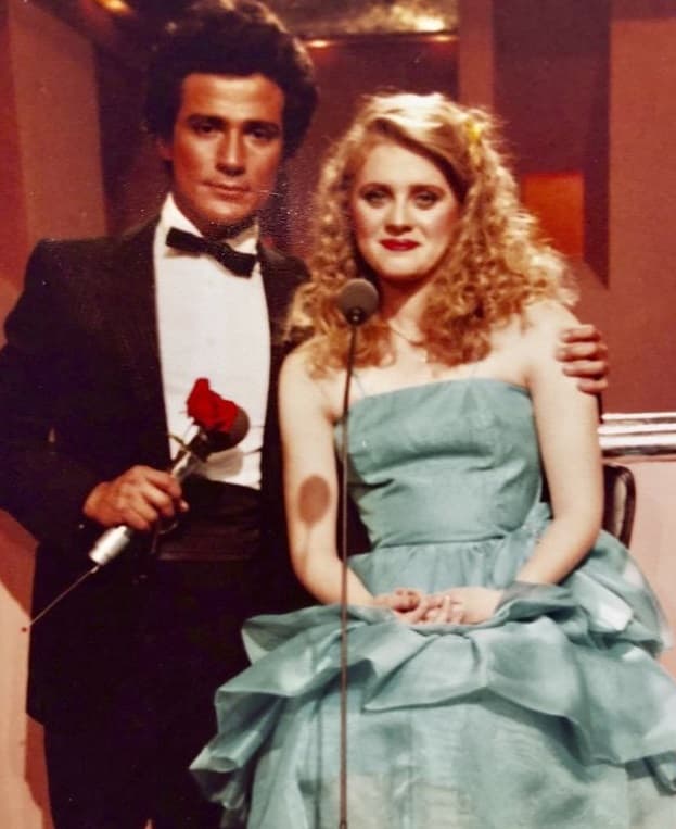 El pasado 4 de noviembre, Erika subió una fotografía nueva donde se le puede ver al lado de René Casados en la época de los 80, cuando conducía el programa televisivo 'XE-TU'.