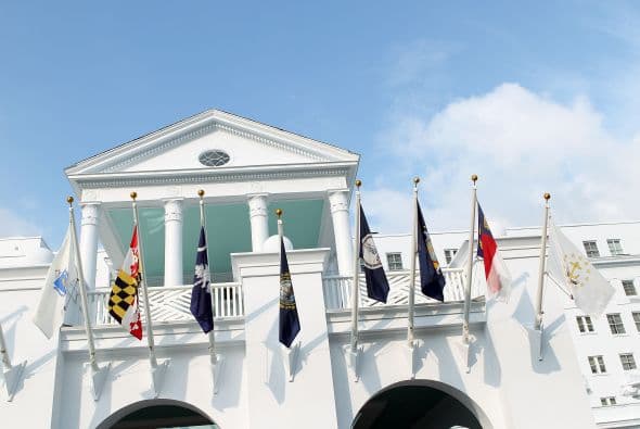 6. West Virginia Por abajo del umbral de pobreza en 2009: 17.7 por ciento. Por abajo del umbral de pobreza en 2008: 17.1 por ciento. Residentes cuyos ingresos cayeron por debajo del umbral de pobreza entre 2008 y 2009: 11,889.