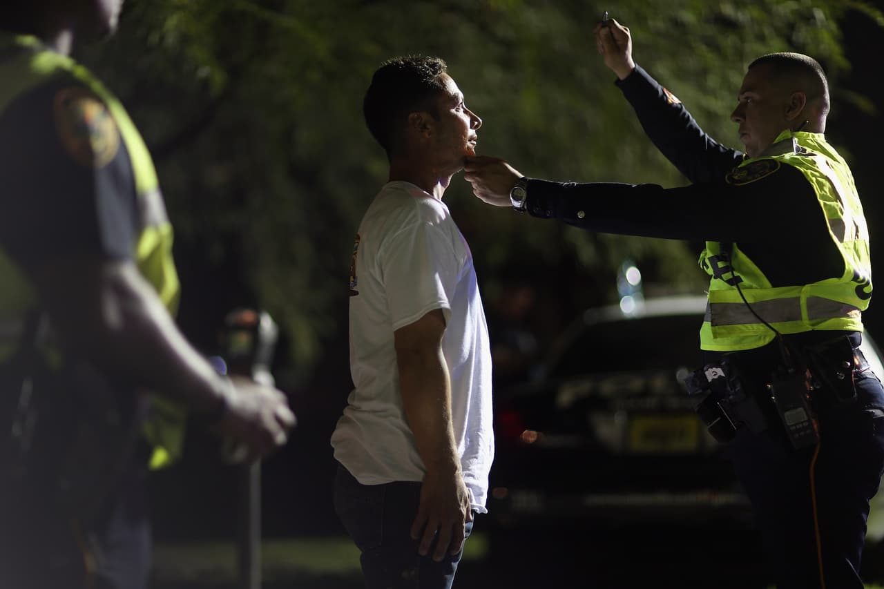 Piénselo dos veces, si toma, no maneje. Mejor pida un taxi o tenga un conductor designado, es la recomendación de las autoridades.