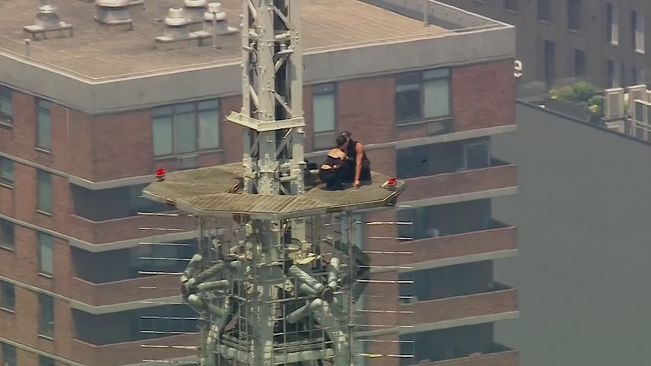Pareja escala el Empire State, se compromete y termina arrestada