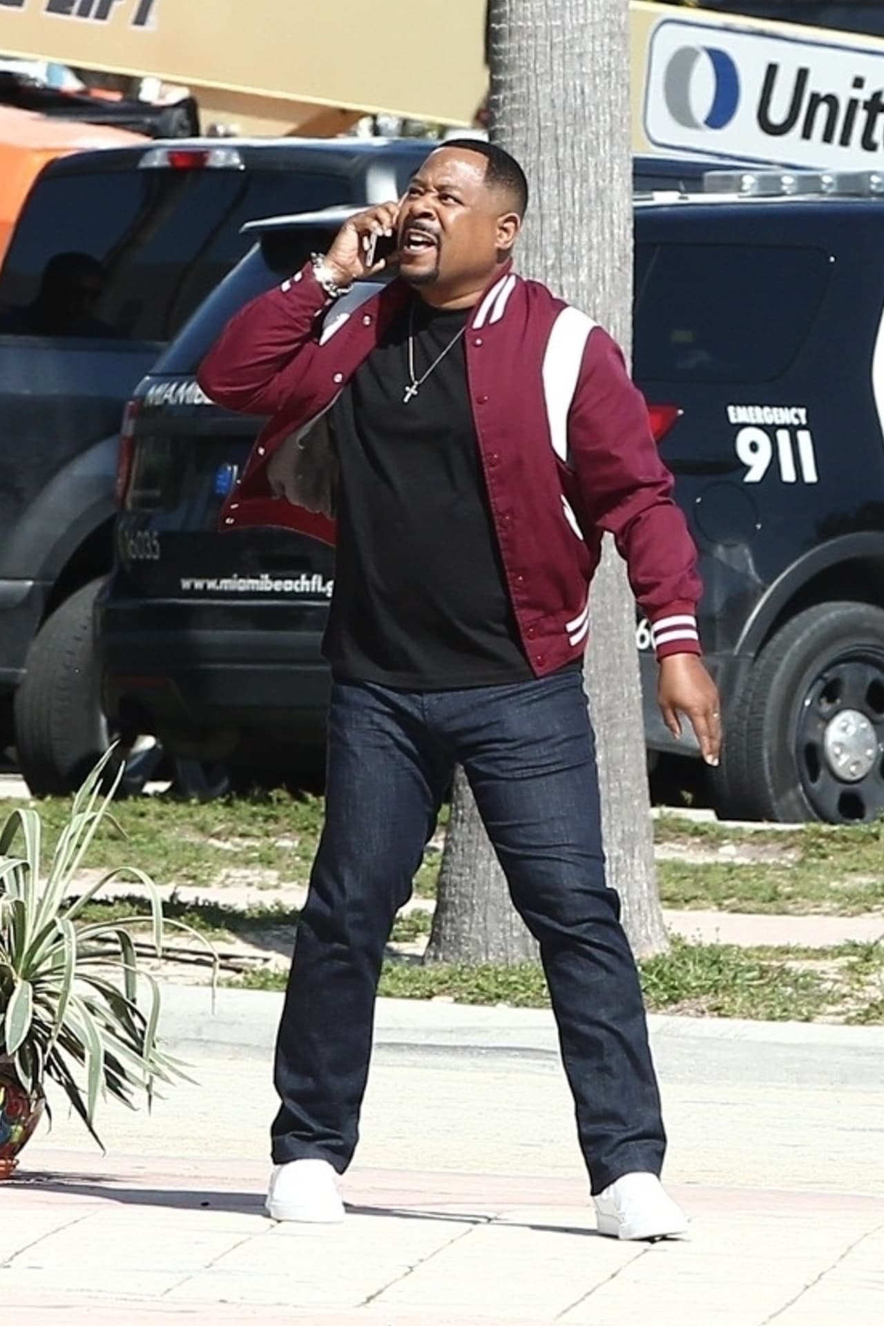 Mientras tanto, Martin Lawrence observaba la escena desde piso y no dejaba de hablar por celular.