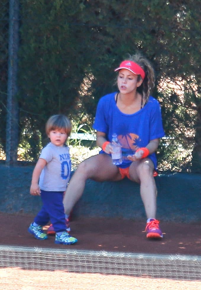 El pequeño Sasha se cansó de jugar y visitó a su mamá.