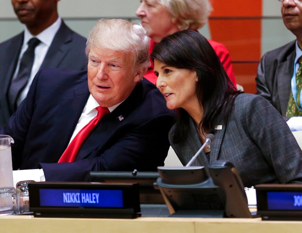 El presidente Donald Trump habla con la embajadora de Estados Unidos ante las Naciones Unidas, Nikki Haley, antes de una reunión durante la Asamblea General de las Naciones Unidas en la sede de la ONU, el 18 de septiembre de 2017.