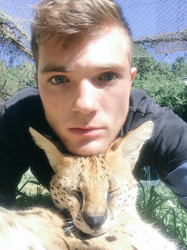 Josh dijo a BuzzFeed que en ese momento, la aplicación era muy nueva para él, por lo que bromeaba mucho con las chicas que contactaba, pero Michelle era diferente.