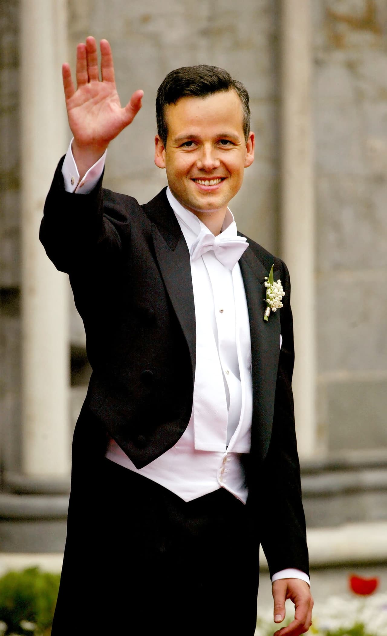 Como escritor inició su carrera en 1999 con el libro de cuentos 'Triste del infierno', que obtuvo buenas críticas y vendió 100 mil ejemplares, según reseñó 
<b><a href="https://elpais.com/elpais/2020/01/02/gente/1577957882_497543.html" target="_blank">El País</a></b>.