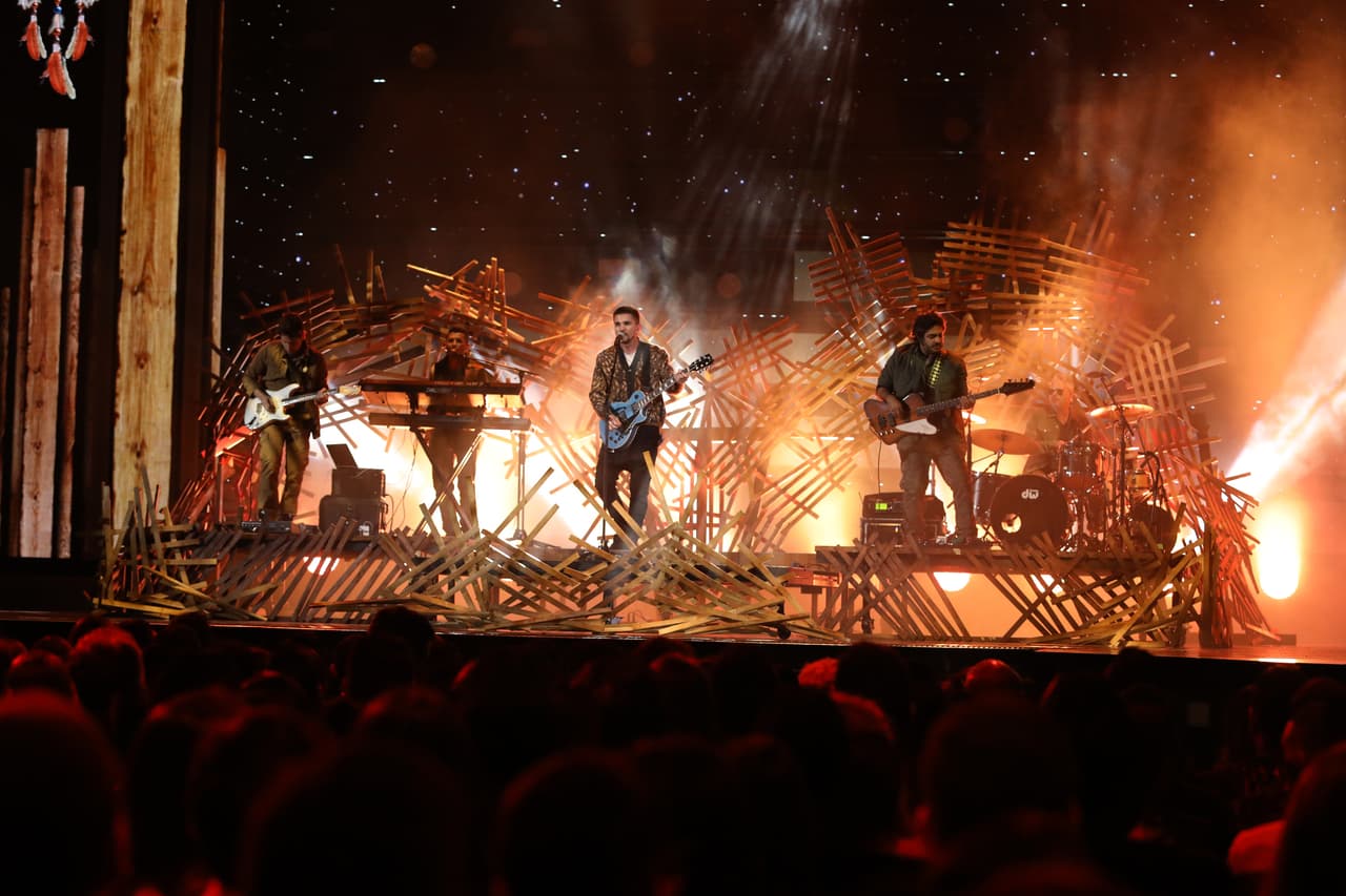 Además, él está nominado a la categoría de Vídeo del Año por el tema "Tu enemigo" que hizo al lado de Pablo López.