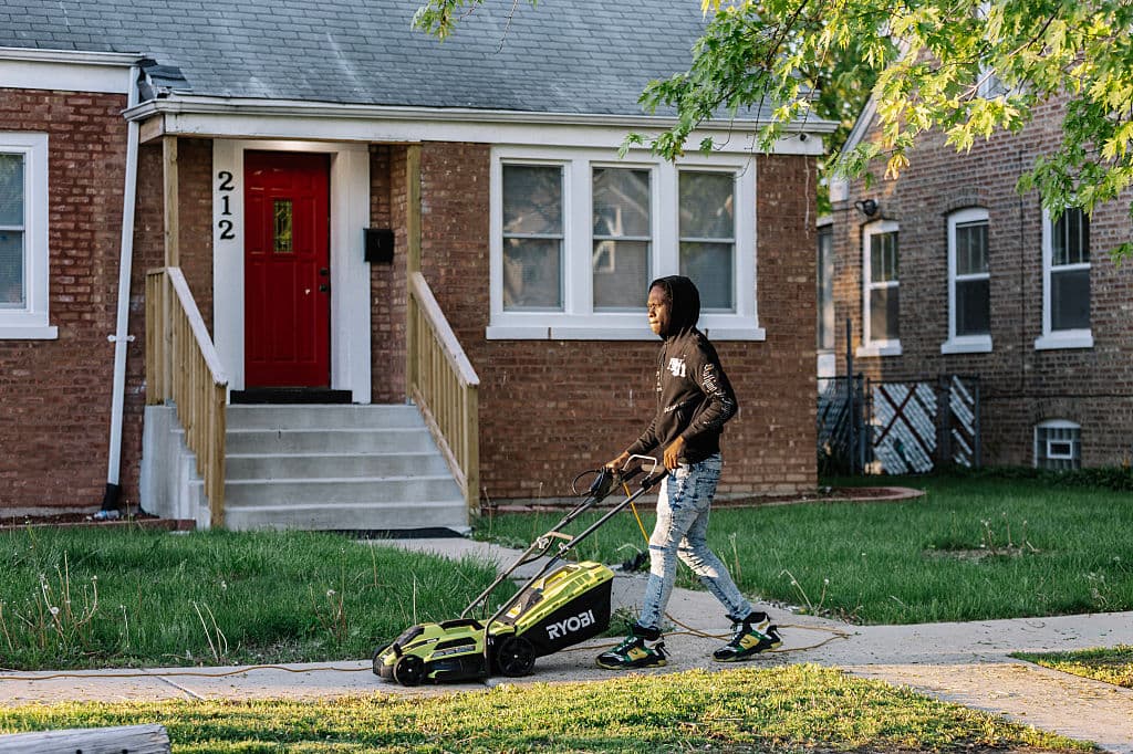 Un vecino, Jaden Davis, cortó la grama para que la vivienda no luciera abandonada.