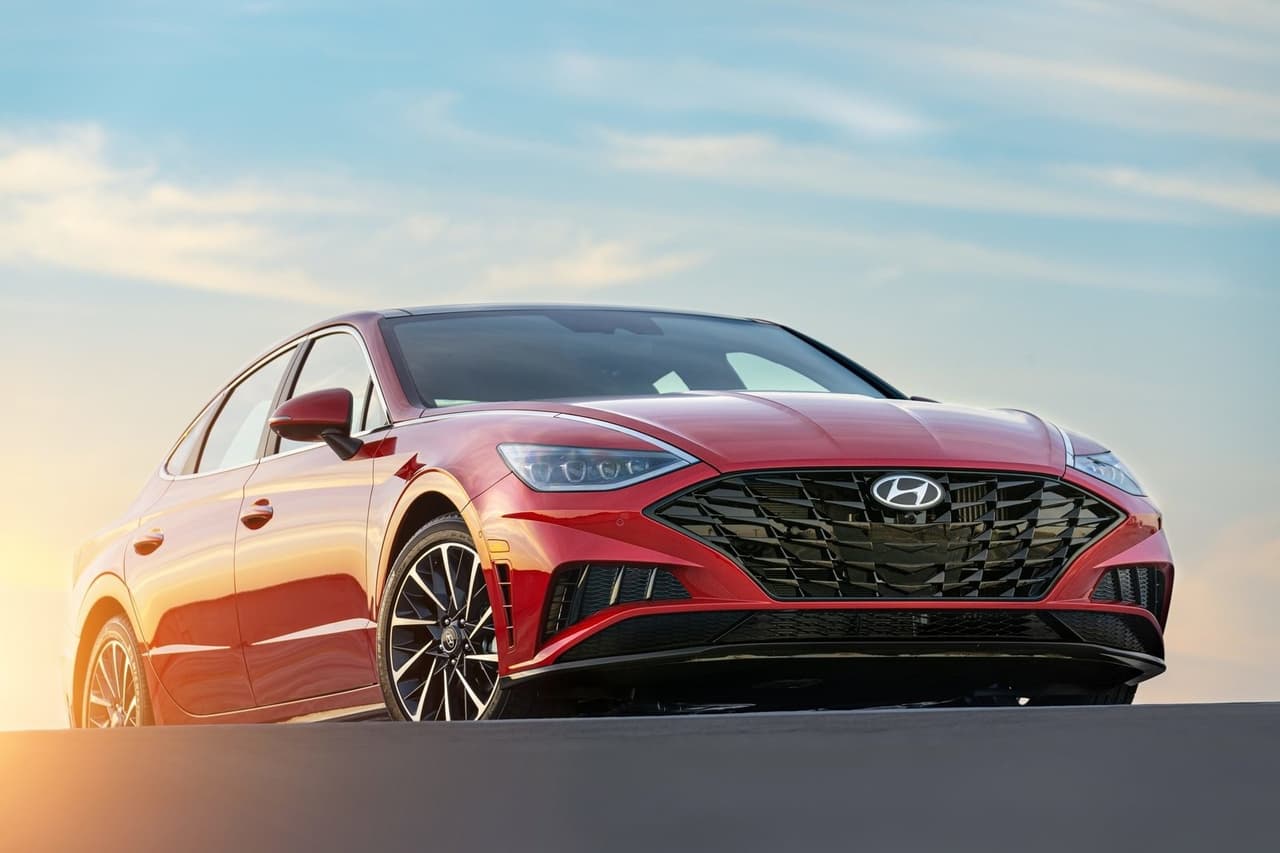 <h3 class="cms-H3-H3"><b>Hyundai</b></h3>
<br>
<br>Aunque no hay noticias sobre una posible pausa en la producción de vehículos en los Estados Unidos, a inicios del mes abril, el fabricante surcoreano tuvo que temporalmente aplicar el freno a su planta en Asan, lugar donde fabrican el sedán Sonata para varios mercados internacionales, y a su planta principal ubicada en Ulsan. Según declaraciones de Hyundai, es muy probable que en el mes de mayo tengan que hacer ajustes similares como los de abril.