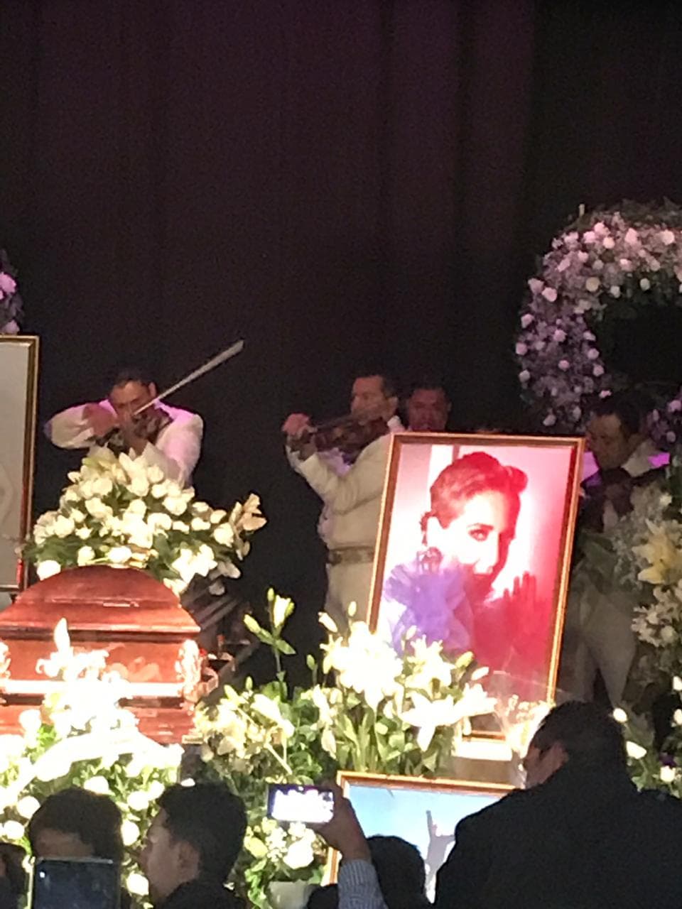 El mariachi volvió a aparecer por última vez para interpretar 'Las golondrinas', momento donde Lorenzo no pudo evitar que se le salieran algunas lágrimas.