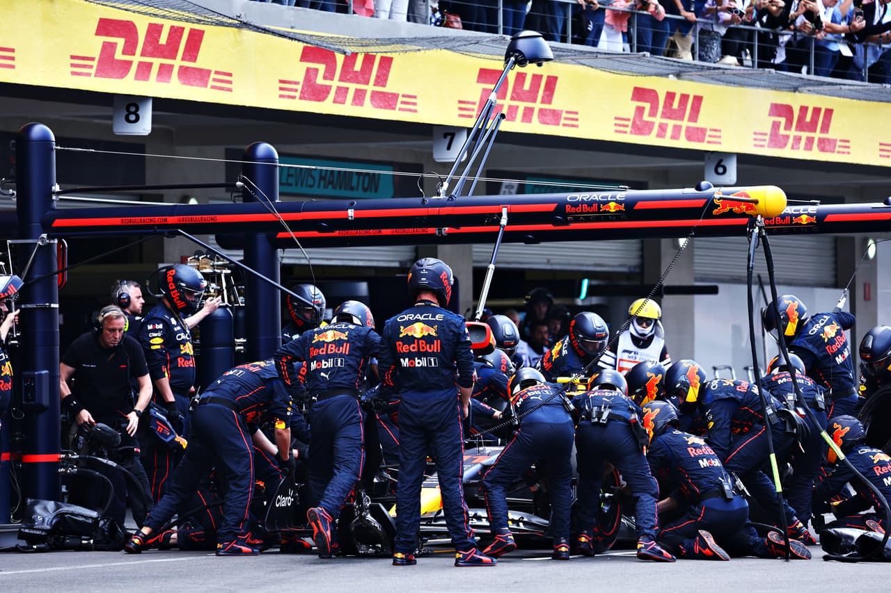 MEXICO CITY, MEXICO - OCTOBER 30: Sergio Perez of Mexico driving the (11) Oracle Red Bull Racing RB18 makes a pitstop during the F1 Grand Prix of Mexico at Autodromo Hermanos Rodriguez on October 30, 2022 in Mexico City, Mexico. (Photo by Mark Thompson/Getty Images )