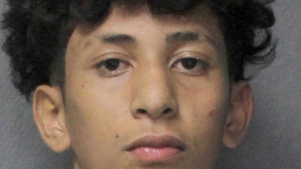 Adolescente de 16 años en estado crítico; joven de 17 años enfrenta cargos por asalto agravado con arma mortal