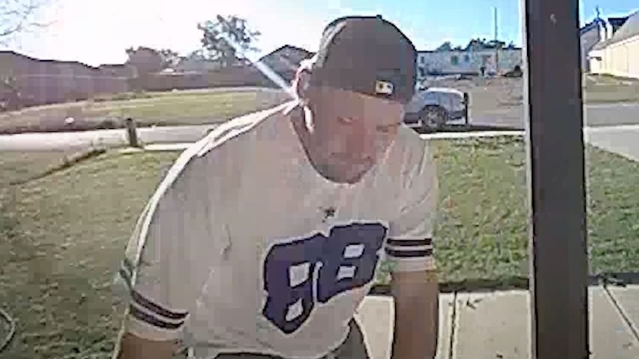 Robo en segundos: cámara capta a ladrón llevándose un paquete de Amazon en Texas