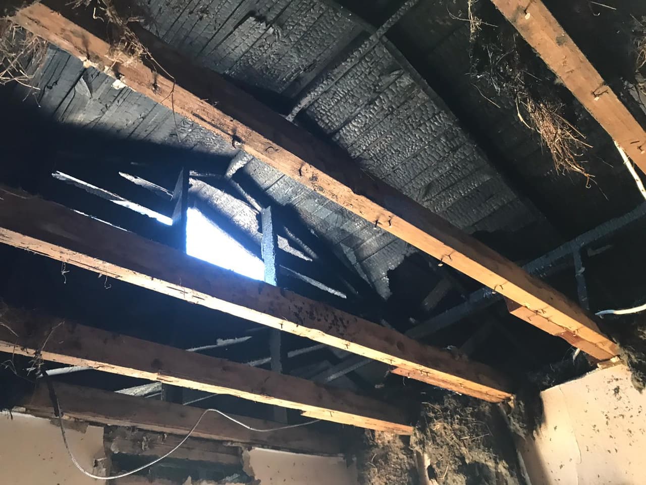 Los oficiales que le avisó a la familia del incendio patrullaban las calles cuando se percataron del humo y las llamas.