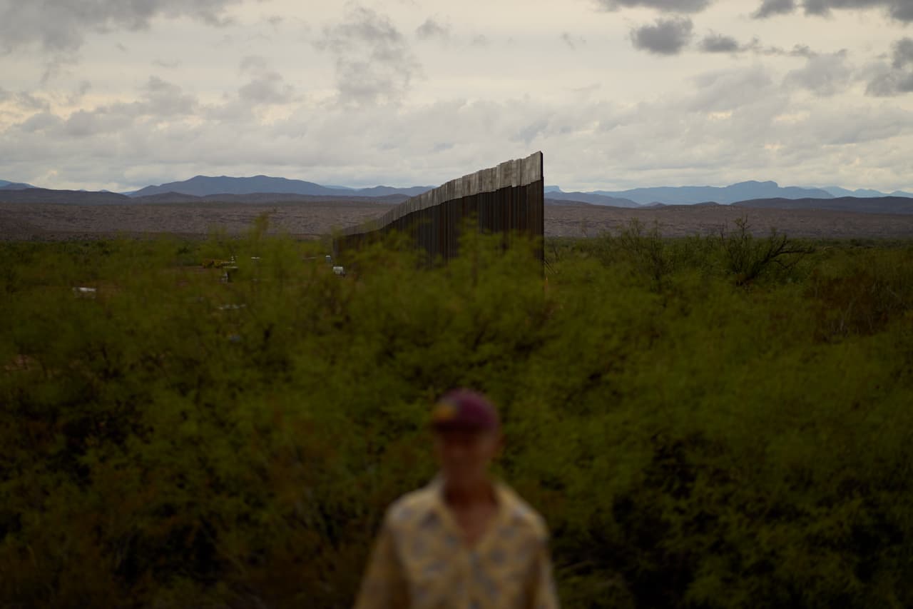 Bill Addington visita un muro fronterizo en construcción cerca de su propiedad, el miércoles 23 de septiembre de 2026, cerca de Sierra Blanca, Texas.
