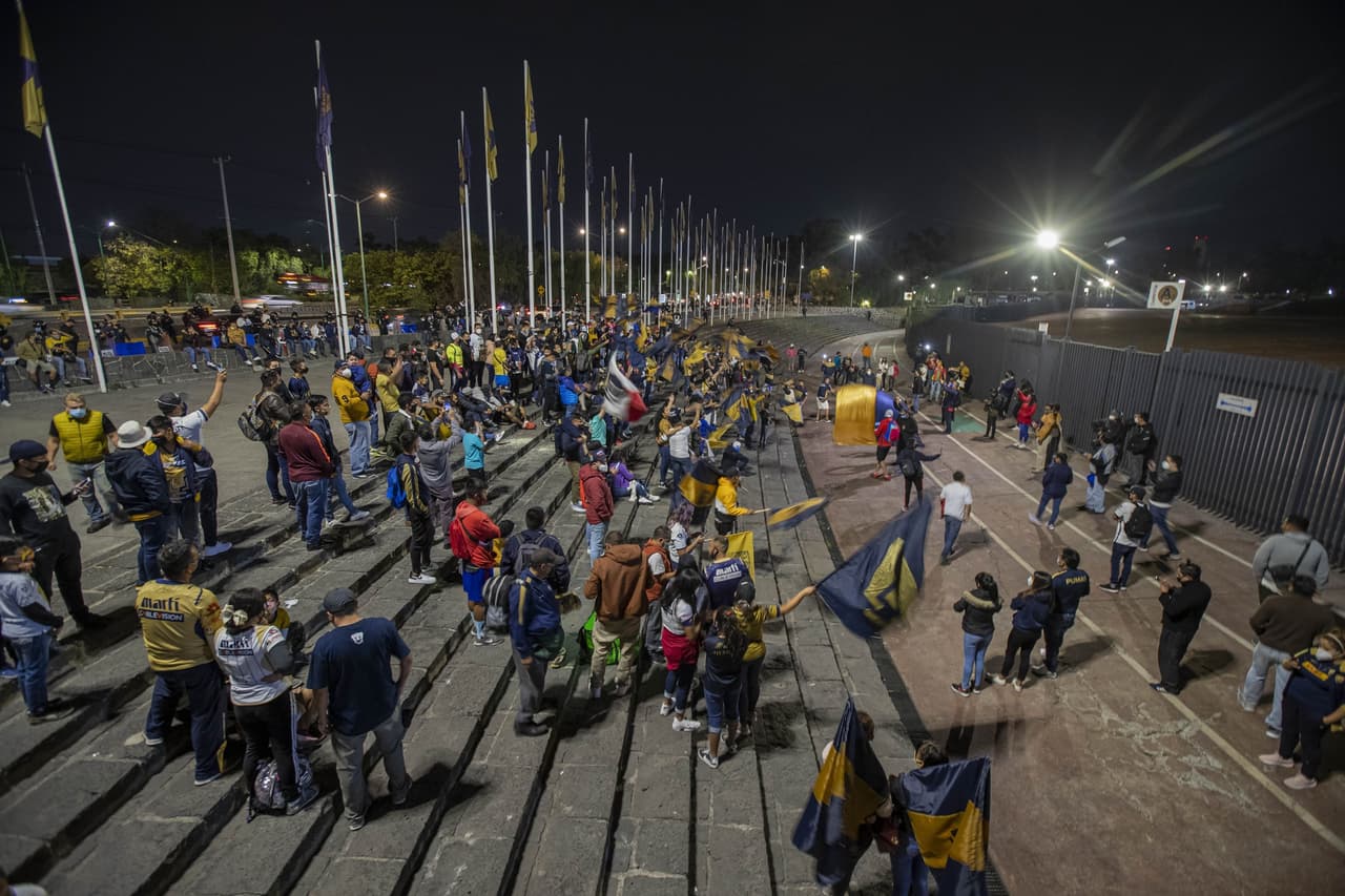 Autoridades de la Alcaldía Coyoacán resguardaron el perímetro del Estadio Olímpico Universitario horas antes del cotejo, pero nada detuvo a los hinchas auriazules para alentar a su escuadra en el primer episodio de la Gran Final del Guard1anes 2020.