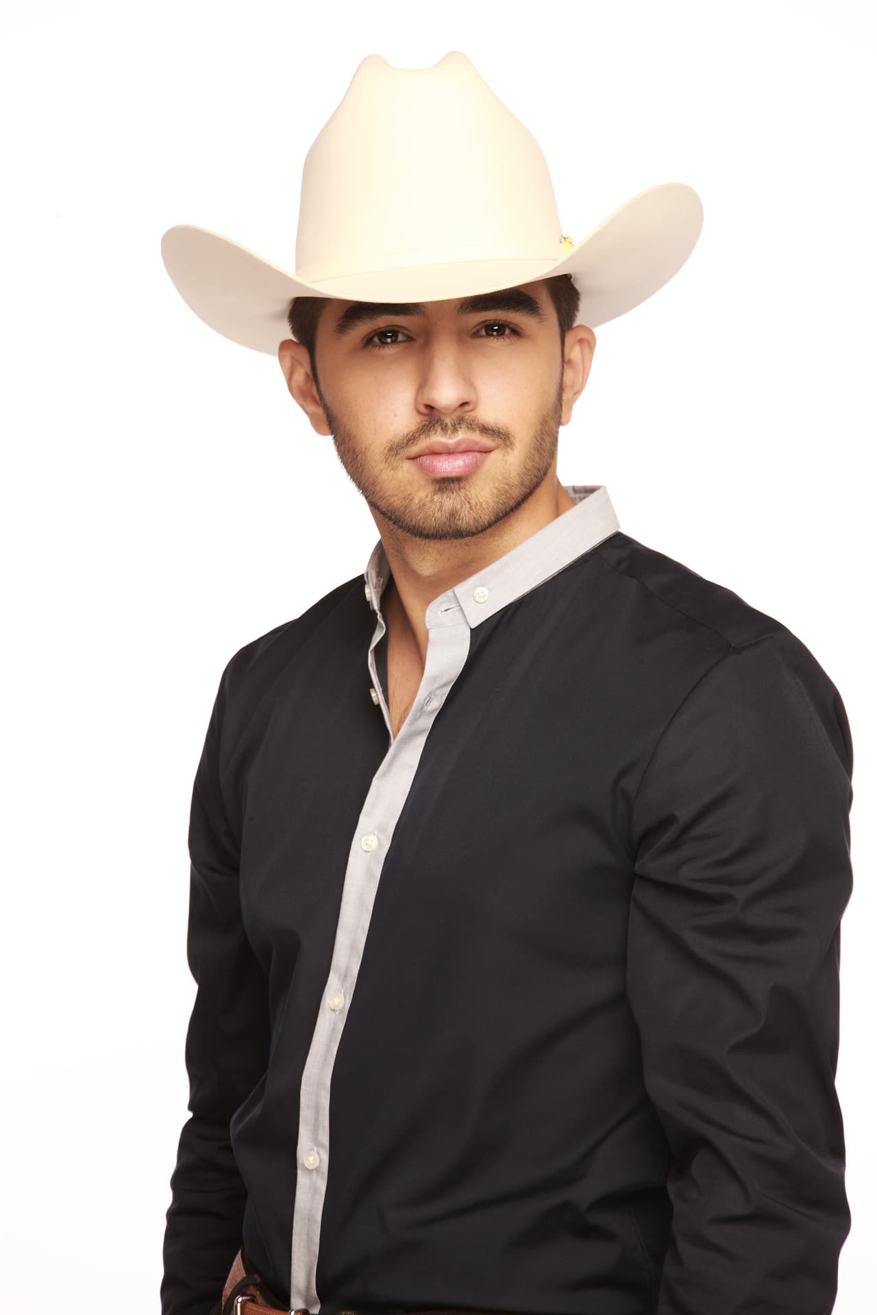 Su estilo para vestir concuerda mucho con la música que hace, de gorra y look norteño.