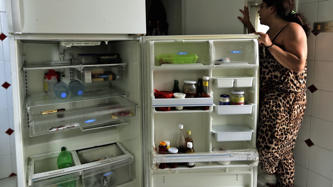 Limite la apertura de refrigeradores, que es uno de los mayores consumidores de electricidad en la mayoría de los hogares. El refrigerador promedio es abierto 33 veces al día malgastando electricidad innecesariamente.
