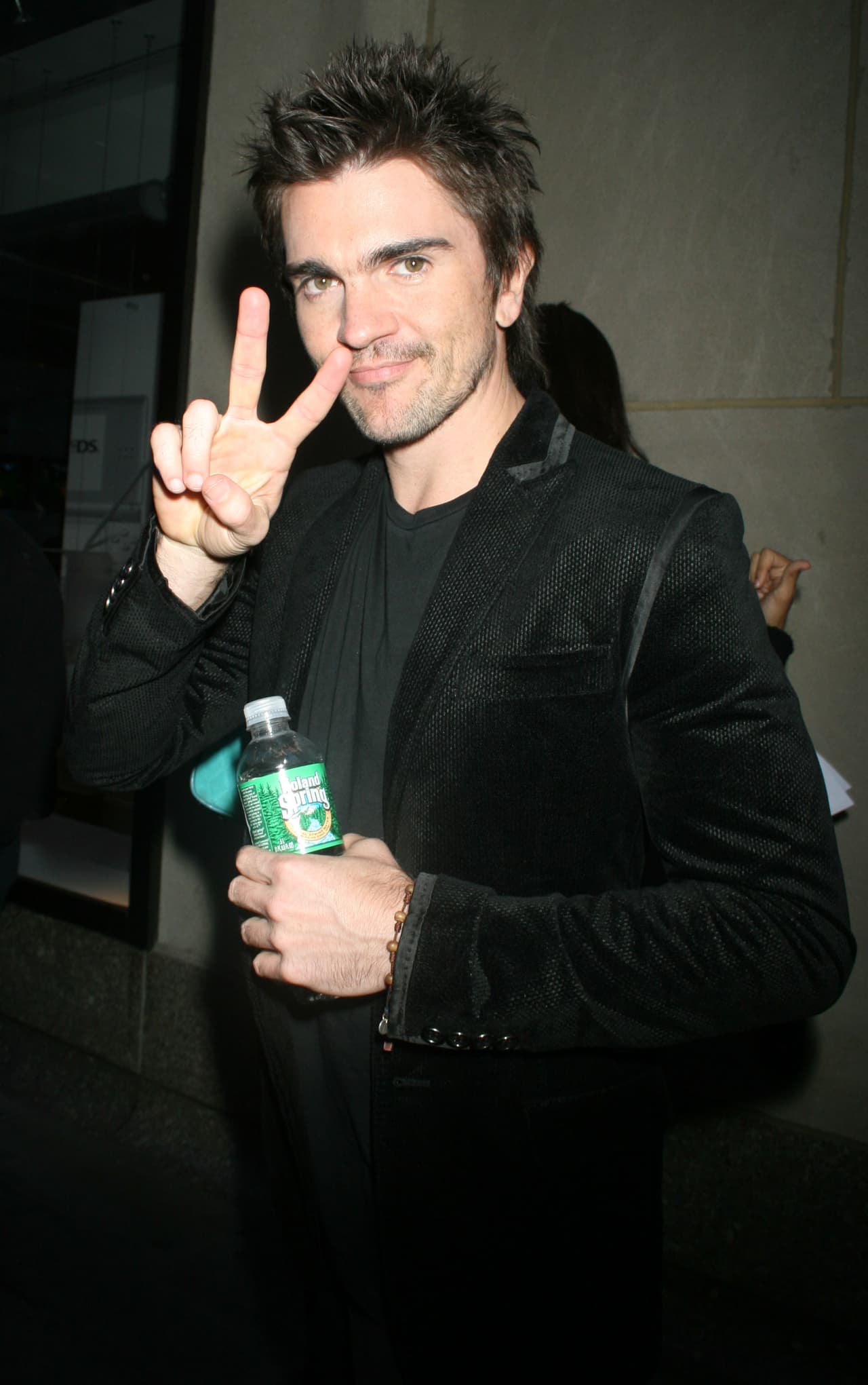 Su nombre real es Juan Esteban Aristizábal Vásquez y nació el 9 de agosto de 1972 en Carolina del Príncipe, Colombia.
<br>