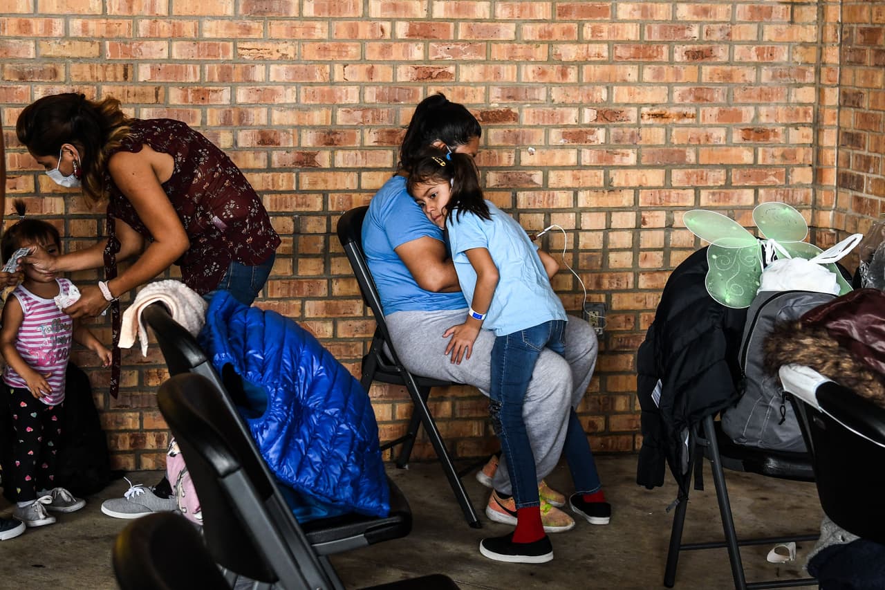 Una familia centroamericana solicitante de asilo espera en una estación de autobús en Brownsville, Texas, el 15 de marzo, después de dejar las oficinas de la Oficina de Aduanas y Protección Fronteriza (CBP). Joe Biden suspendió los ‘Protocolos de Protección al Migrante’, una política de Trump que mantenía a los solicitantes de asilo del otro lado de la frontera. Esto ha permitido la entrada de algunos al país a esperar sus trámites, pero ha provocado una nueva ola de migrantes 
<a href="https://www.univision.com/noticias/inmigracion/dhs-advierte-inmigrantes-adultos-solteros-expulsados-inmediato-titulo-42"><u>que ha sido calificada por el nuevo gobierno como “problema serio”</u></a>.