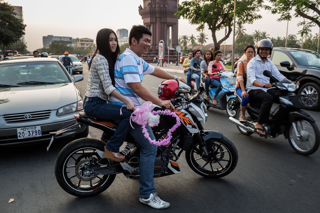 “A varios cientos de kilómetros, puede tu voz darme calor igual que un sol”- Sin Bandera. (Canción: Kilómetros)