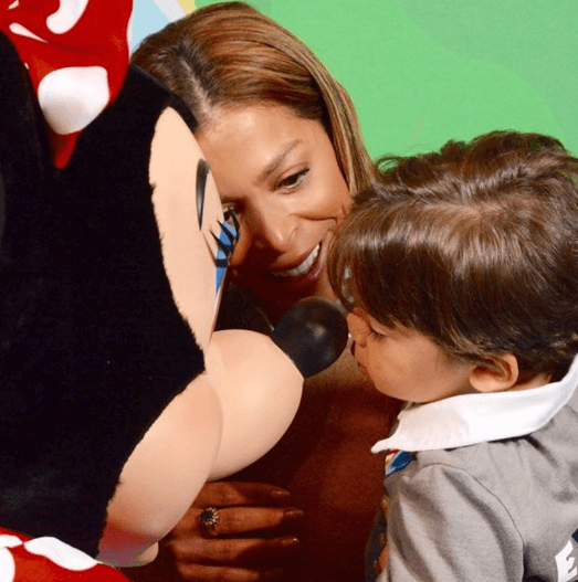 Una de las fotos más adorables, Minnie y Michael Victor nariz con nariz.