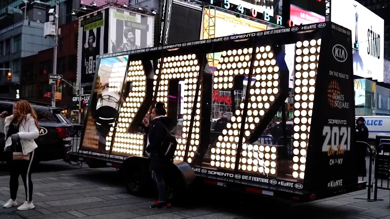 Neoyorquinos posan con el 2021 en Times Square para recibir el nuevo año 