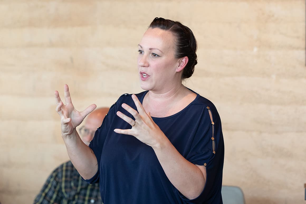 La aspirante al Senado federal MJ Hegar elige a una latina como directora de comunicación