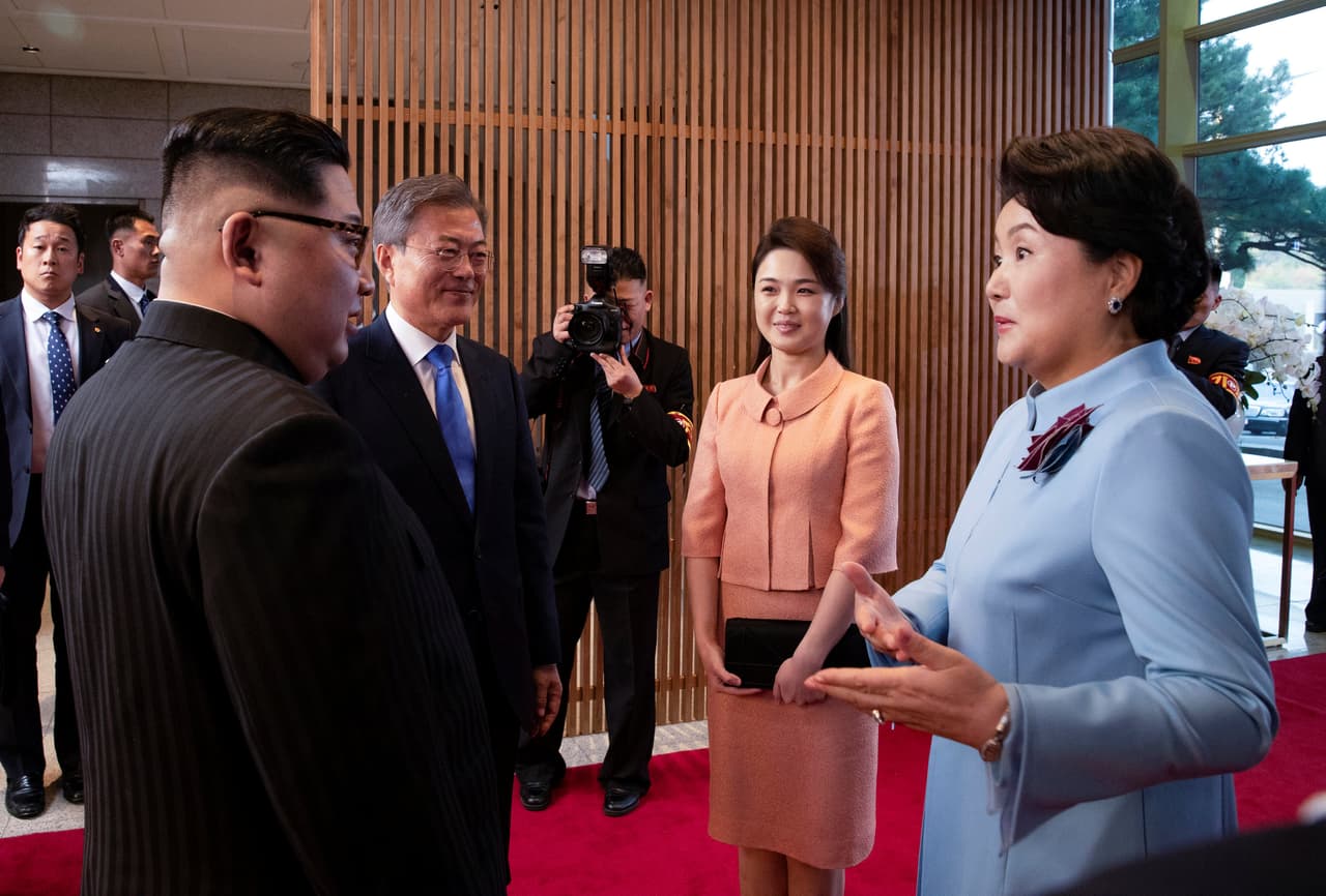 La esposa de Kim Jong Un, Ri Sol Ju (al centro), y la primera dama surcoreana Kim Jung-sook.