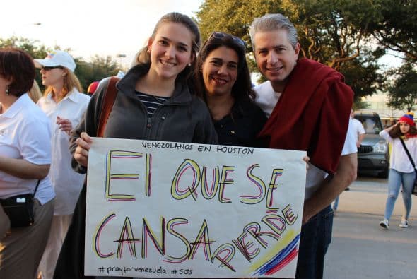 A cantos y gritos pidieron paz y libertad en la calle Westheimer, una de las más transitadas de Houston. 