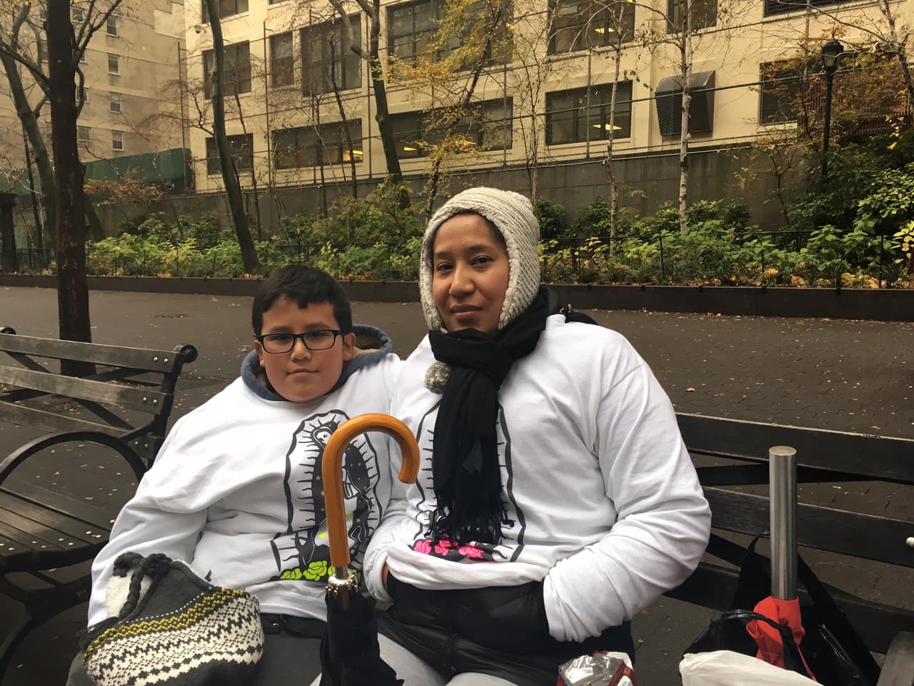 Muchos como Stephanie Pérez llevan a sus hijos a la carrera para inculcarles a los más pequeños la devoción por la Virgen de la Guadalupe.