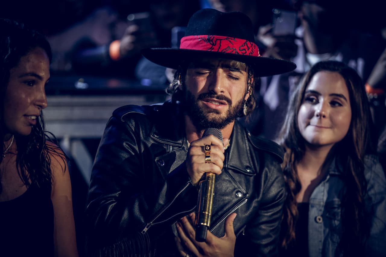 Maluma interpretó tres canciones durante su participación en Premios Juventud 2018. La primera fue 'Marinero'.