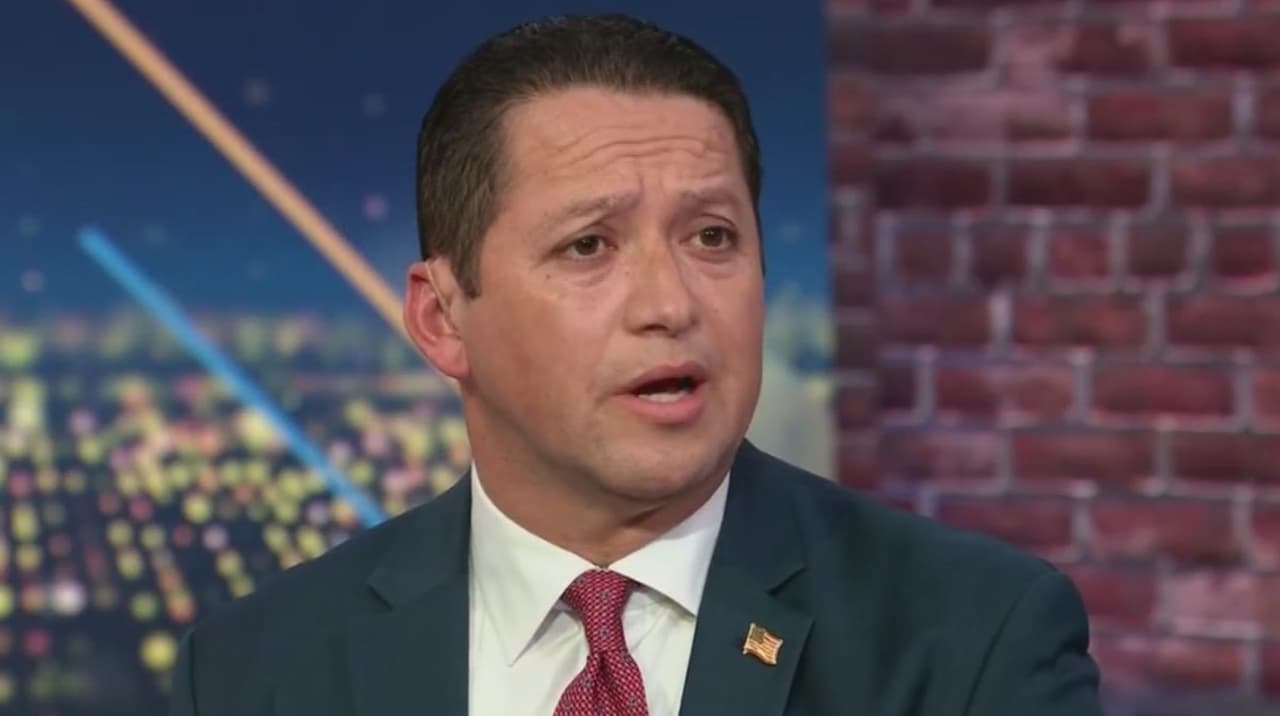 Tony González despeja el camino a Brandon Herrera tras renunciar a su campaña en Texas