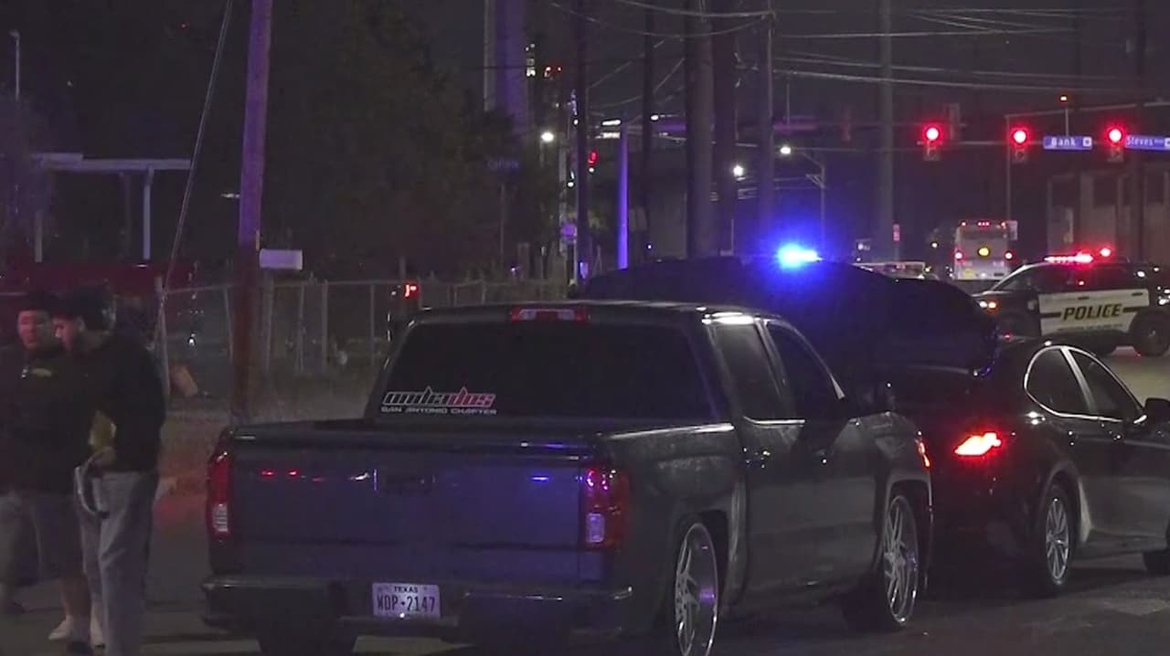 Cuando arreglaban su camioneta, dos jóvenes son atropellados por conductor ebrio