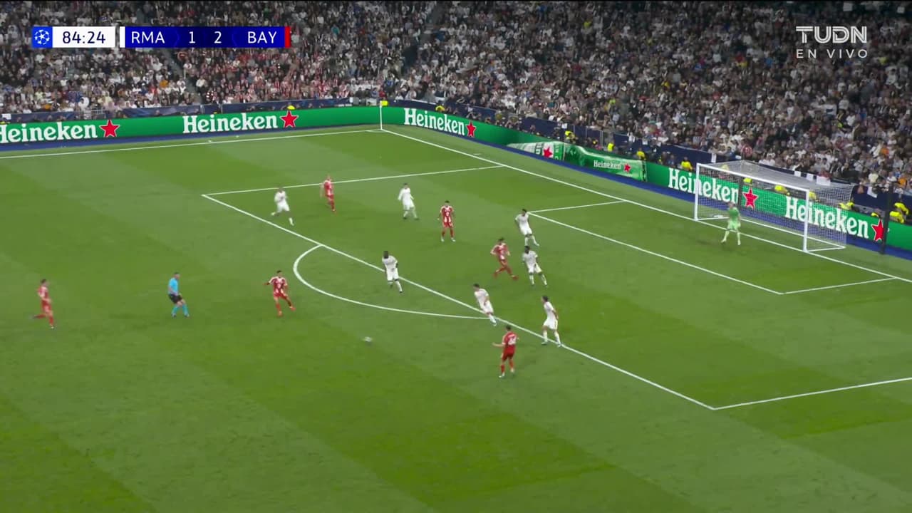 ¡TIRO ATAJADO! disparo por Jamal Musiala.