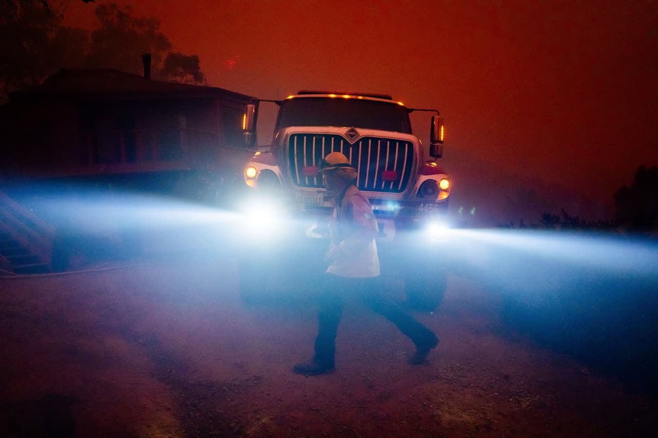 Un bombero se prepara para defender una estructura durante el incendio bautizado como Plaskett, el 28 de agosto de 2026, en Big Sur, California. (AP Foto/Ethan Swope)