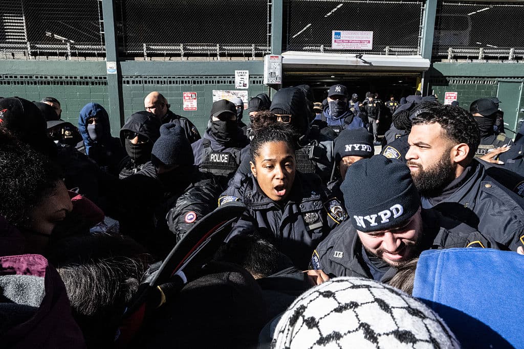 La NYPD desplegó su Grupo de Respuesta Estratégica después de recibir una llamada al 911 sobre el bloqueo de la vía pública.