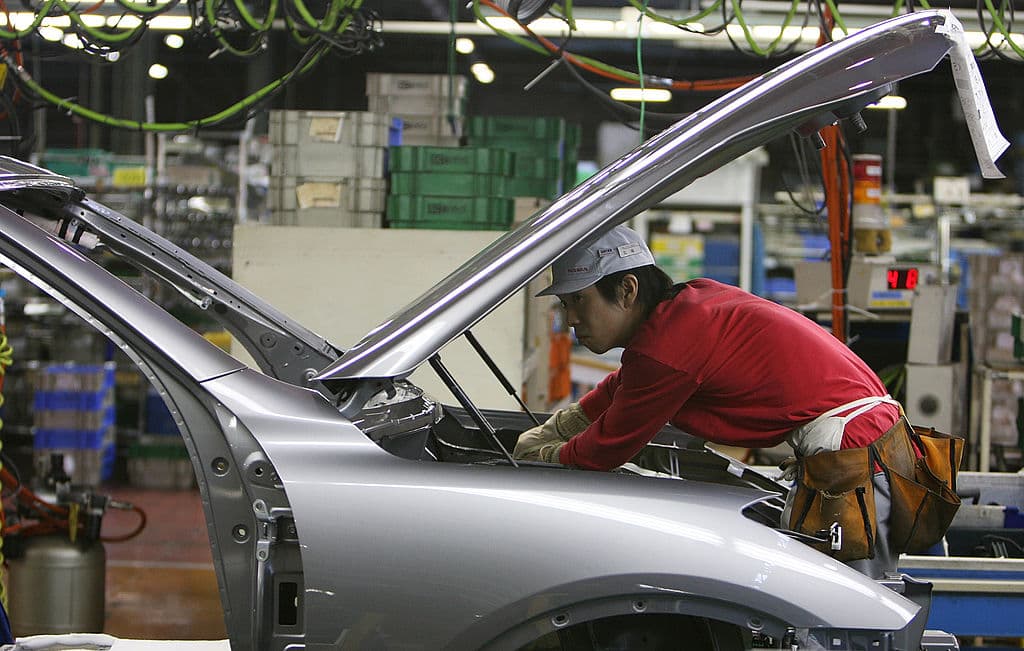 En Japón, el 10% de la población más acaudalada acumula el 43.3% de la riqueza que se genera, mientras que el 50% inferior de la población recibe el 19.5%, una diferencia de 23.8%. En la imagen, un trabajador de una planta automotriz labora en una línea de producción en Japón.