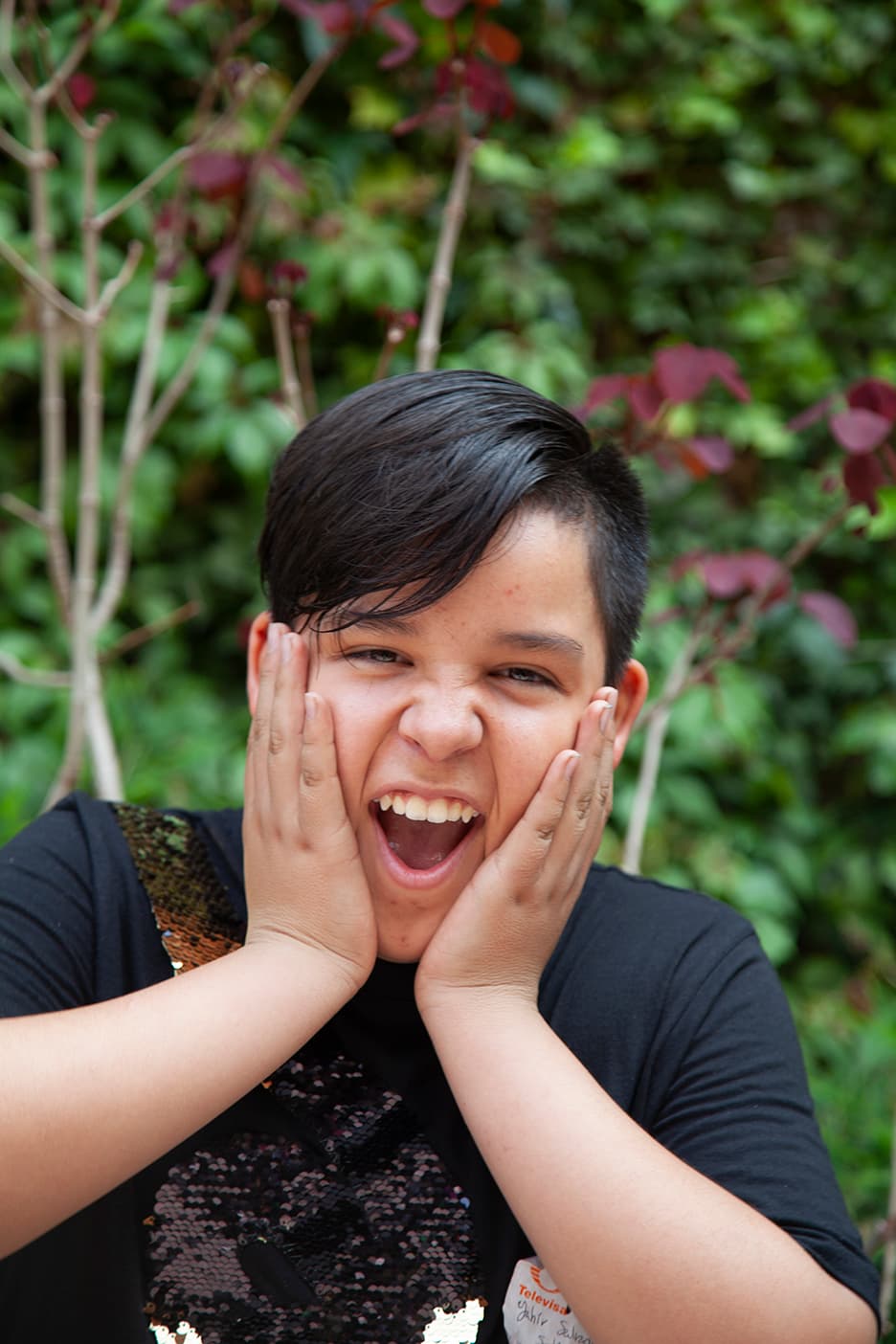 Yahir Solís, de 11 años, es el niño que bailó con Sara y Valeria durante 
<a href="https://www.univision.com/shows/pequenos-gigantes/te-presentamos-una-a-una-todas-las-sorpresas-que-pequenos-gigantes-llevara-hasta-tu-pantalla" target="_blank">la conferencia de prensa</a>. El pequeño no pudo ocultar su emoción al saber que estará conviviendo tan de cerca con Karol Sevilla: "Mi paisana es Galilea Montijo y la admiro mucho por talentosa, pero Karol... ¡es mi favorita!, y sé que lo que me diga será por mi bien y para mejorar".