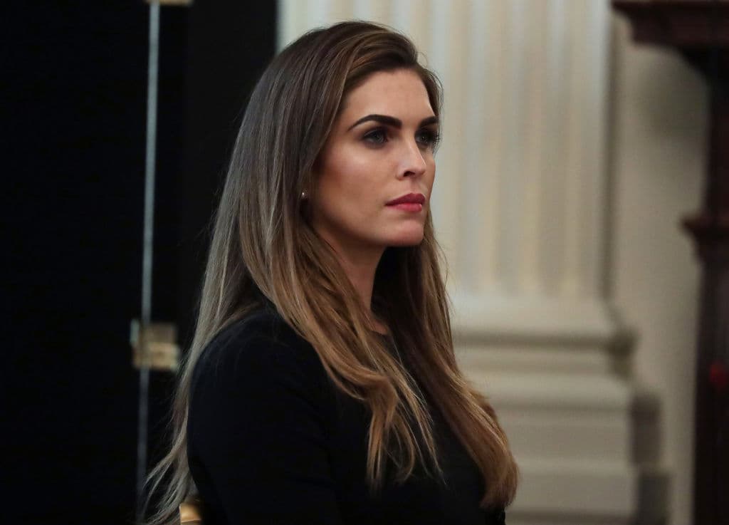 <b>Hope Hicks</b>, asesora del presidente Trump, 
<a href="https://www.univision.com/noticias/elecciones-en-eeuu-2020/el-brote-de-covid-19-en-la-casa-blanca-esto-es-lo-que-se-sabe-del-contagio-de-los-trump-y-su-entorno">fue diagnosticada con coronavirus la mañana del jueves</a>. Hicks, de 31 años, viajó con el mandatario a Pensilvania para un mitin el pasado sábado, a Cleveland para el primer debate presidencial del martes y a Minnesota para otro acto de campaña el miércoles. Tanto en Pennsilvania como en Cleveland las cámaras la captaron sin mascarilla y junto a otros asistentes y ayudantes del presidente. Según The Washington Post, una persona familiarizada con la situación dijo que Hicks fue puesta en cuarentena en el viaje de regreso desde Minnesota el 30 de septiembre, después de mostrar síntomas leves.