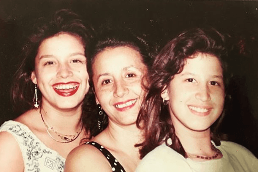 Elyangelica González nos enterneció con esta imagen donde se le ve algunos años atrás junto a su querida madre y hermana: "las diosas de mi vida".