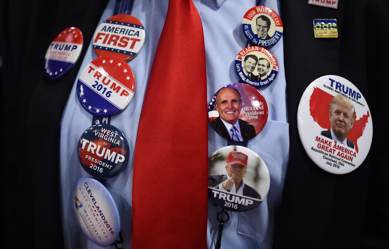 Un delegado exhibe sus broches durante la convención republicana