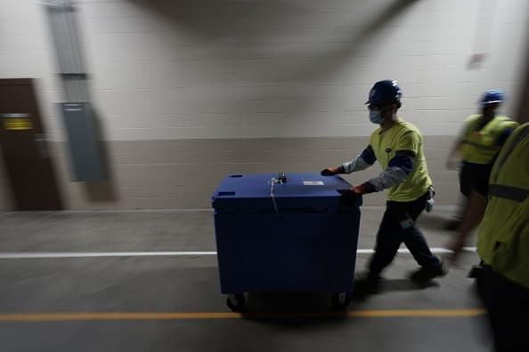 A finales de este mes, el estado planifica lanzar un programa de asociación con Walgreens y CVS para proporcionar vacunas gratuitas al personal y residentes en hogares de ancianos e instalaciones de vida asistida.